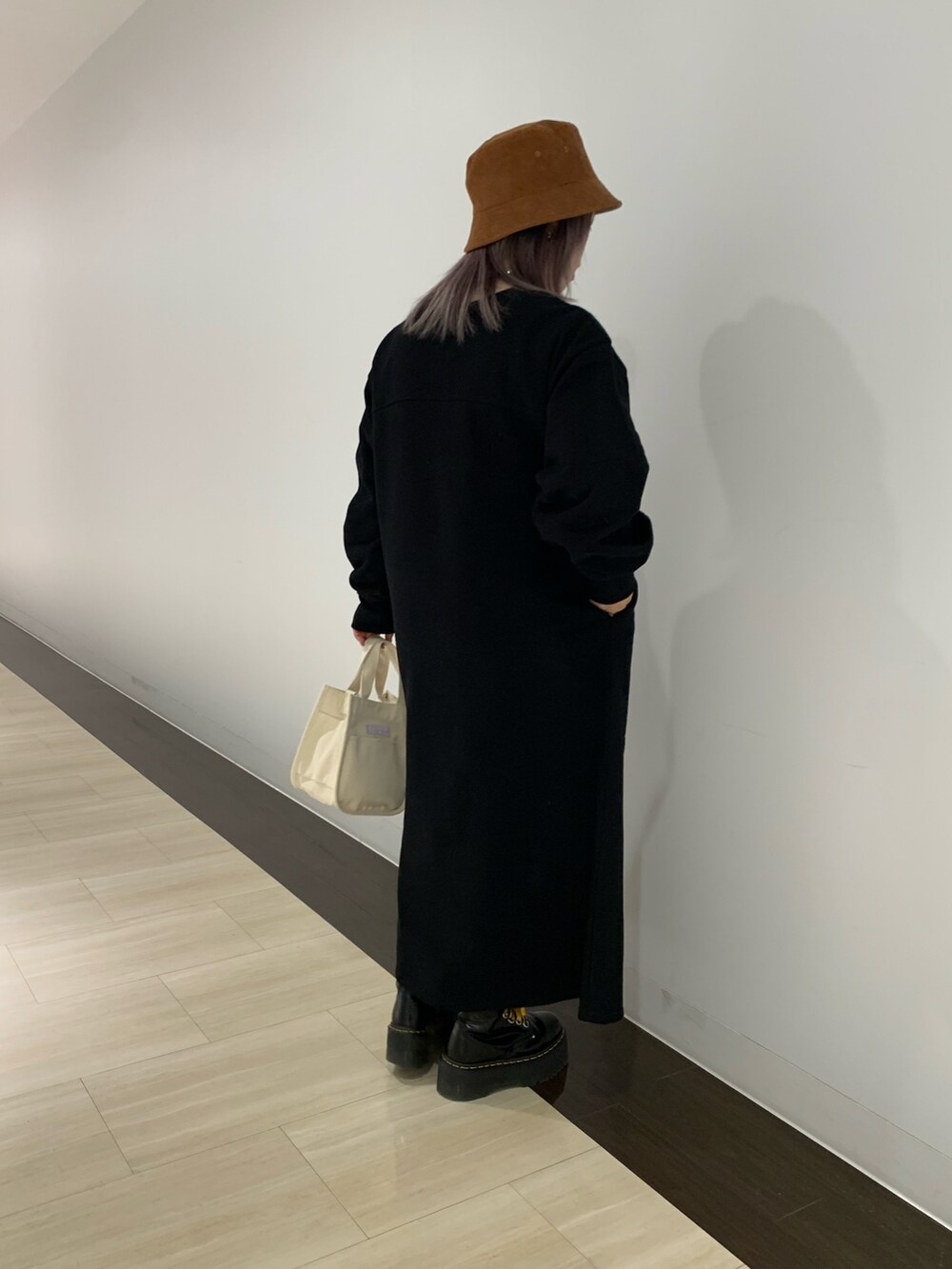 ブラック系のワンピース、ホワイト系のバッグ、ベージュ系のハットを着用したレディースの秋コーディネートの3枚目の写真