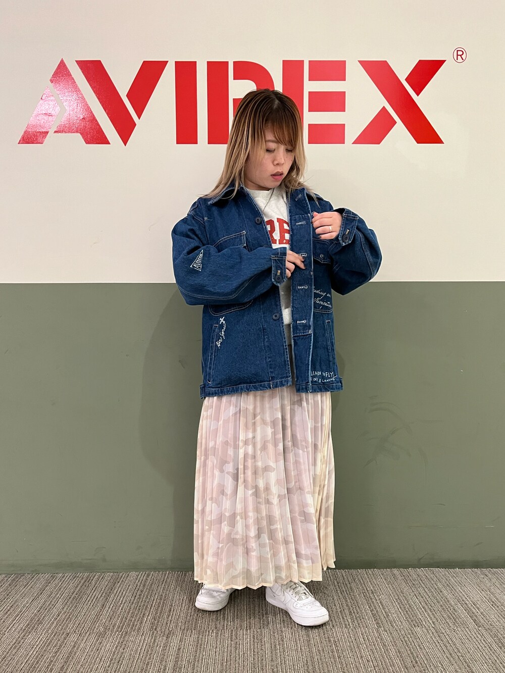 グリーン系のその他アウター、ベージュ系のTシャツ/カットソー、グレー系のスカートを着用したレディースの冬コーディネートの2枚目の写真