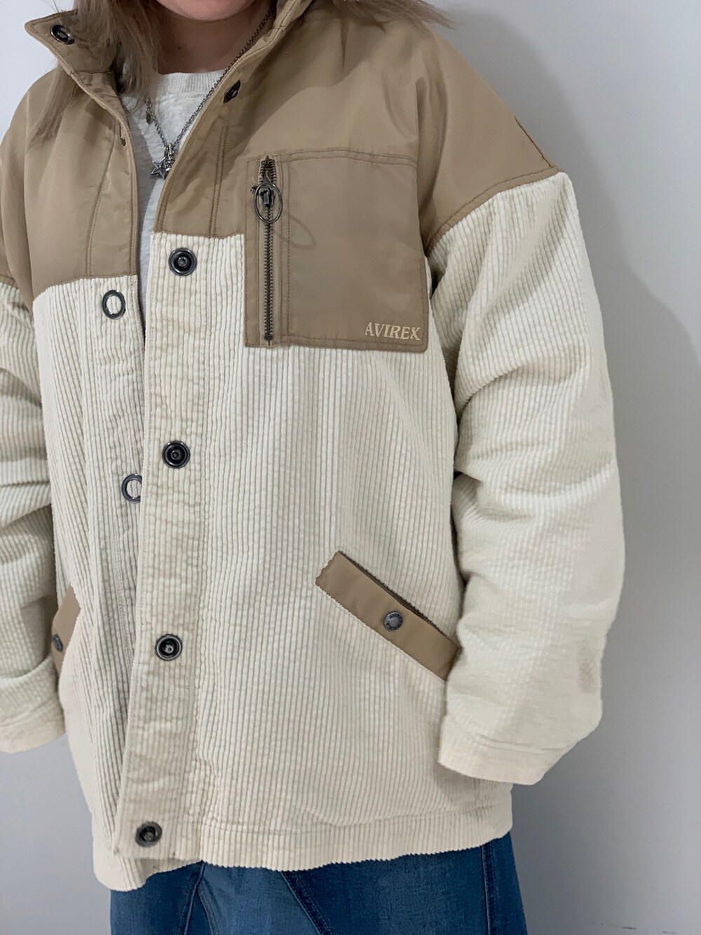 ベージュ系のブルゾン、その他のスウェット、ブルー系のデニムスカートを着用したレディースの冬コーディネートの3枚目の写真