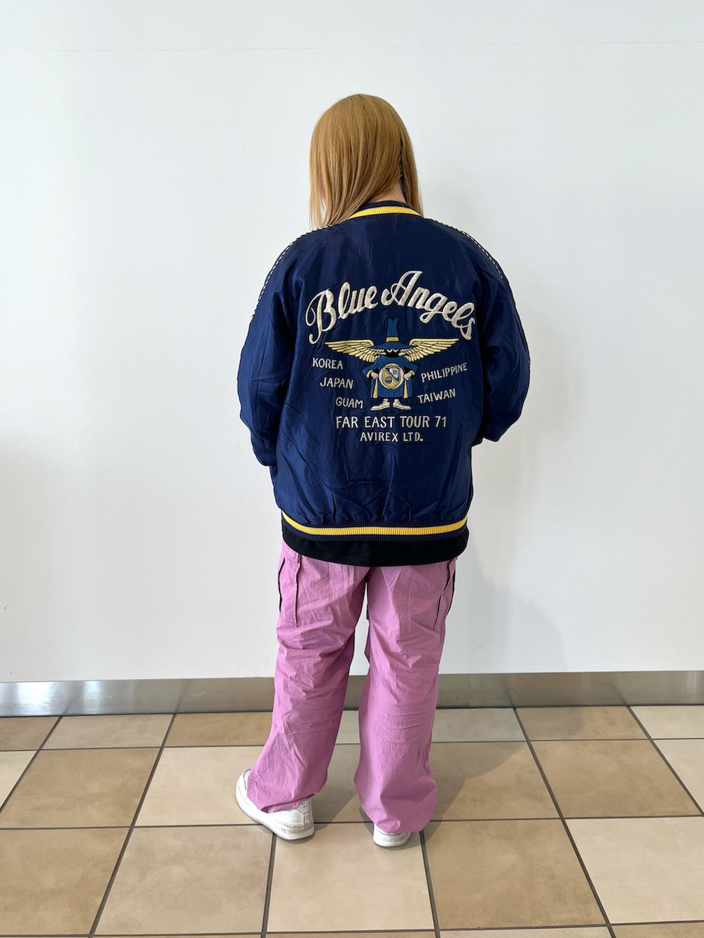 ブルー系のスカジャン、ブラック系のTシャツ/カットソー、パープル系のカーゴパンツを着用したレディースの春コーディネートの2枚目の写真