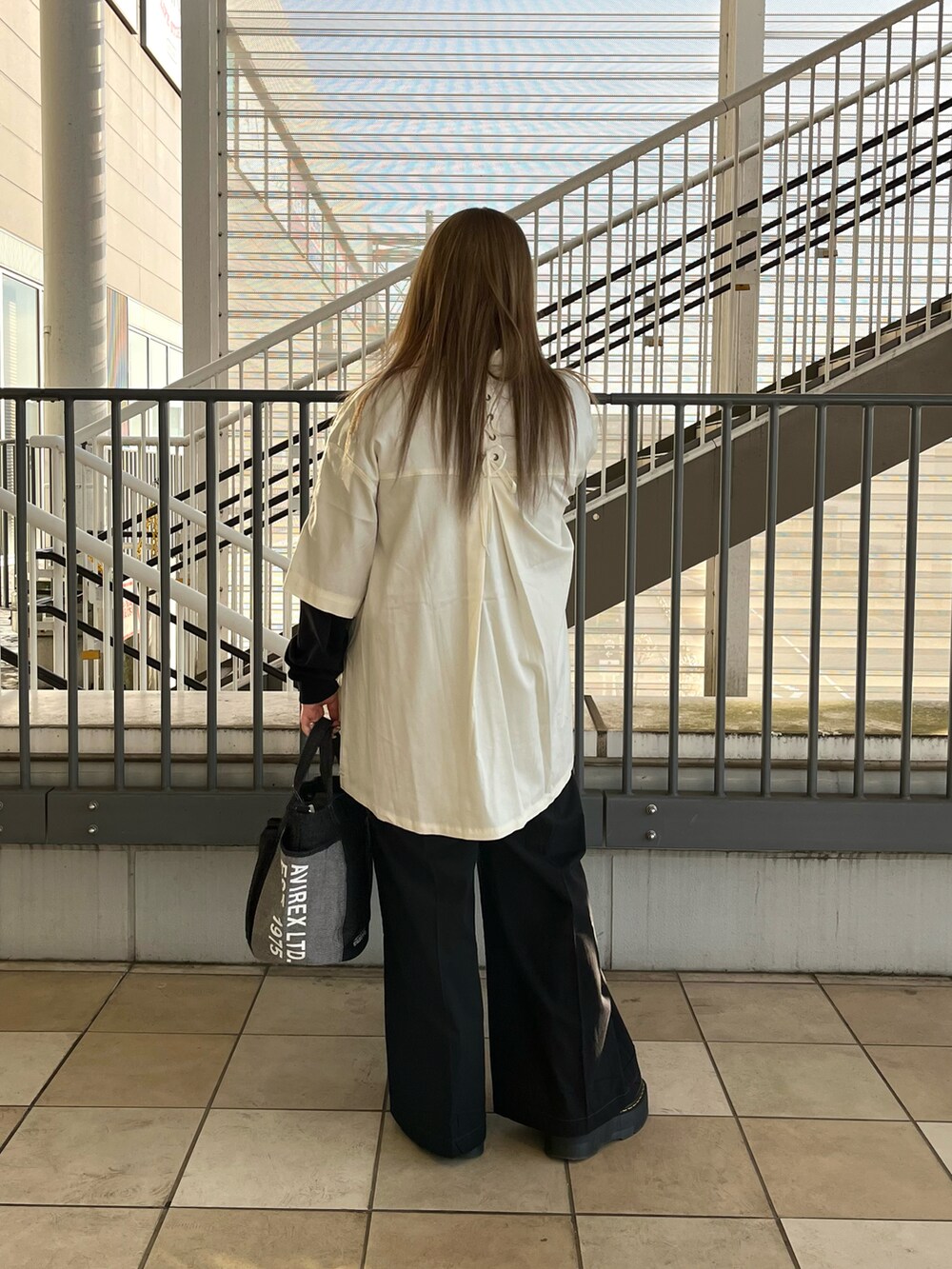 ホワイト系のシャツ/ブラウス、ブラック系のTシャツ/カットソー、ブラック系のその他パンツを着用したレディースの春コーディネートの2枚目の写真