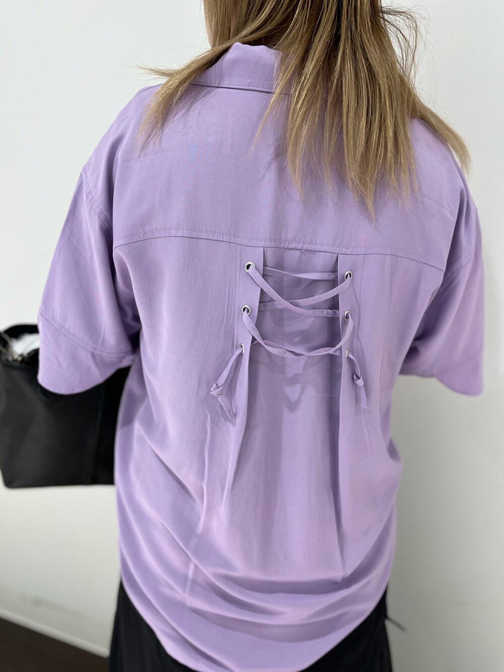 パープル系のシャツ/ブラウス、グリーン系のスカート、ブラック系のトートバッグを着用したレディースの春コーディネートの3枚目の写真