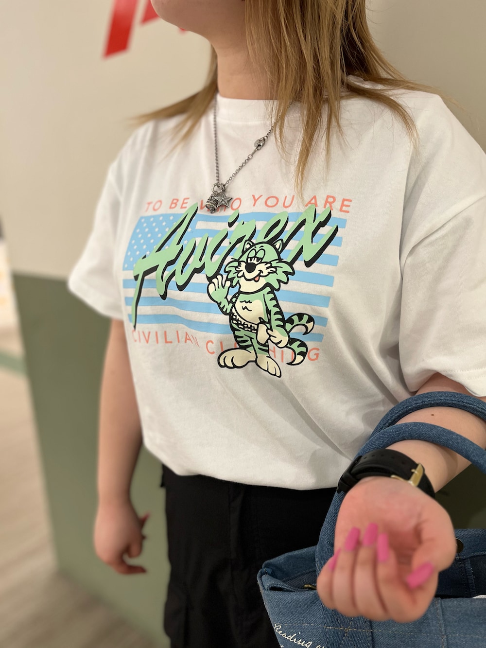 ホワイト系のTシャツ/カットソー、その他のバッグ、ブラック系のスカートを着用したレディースの春コーディネートの3枚目の写真