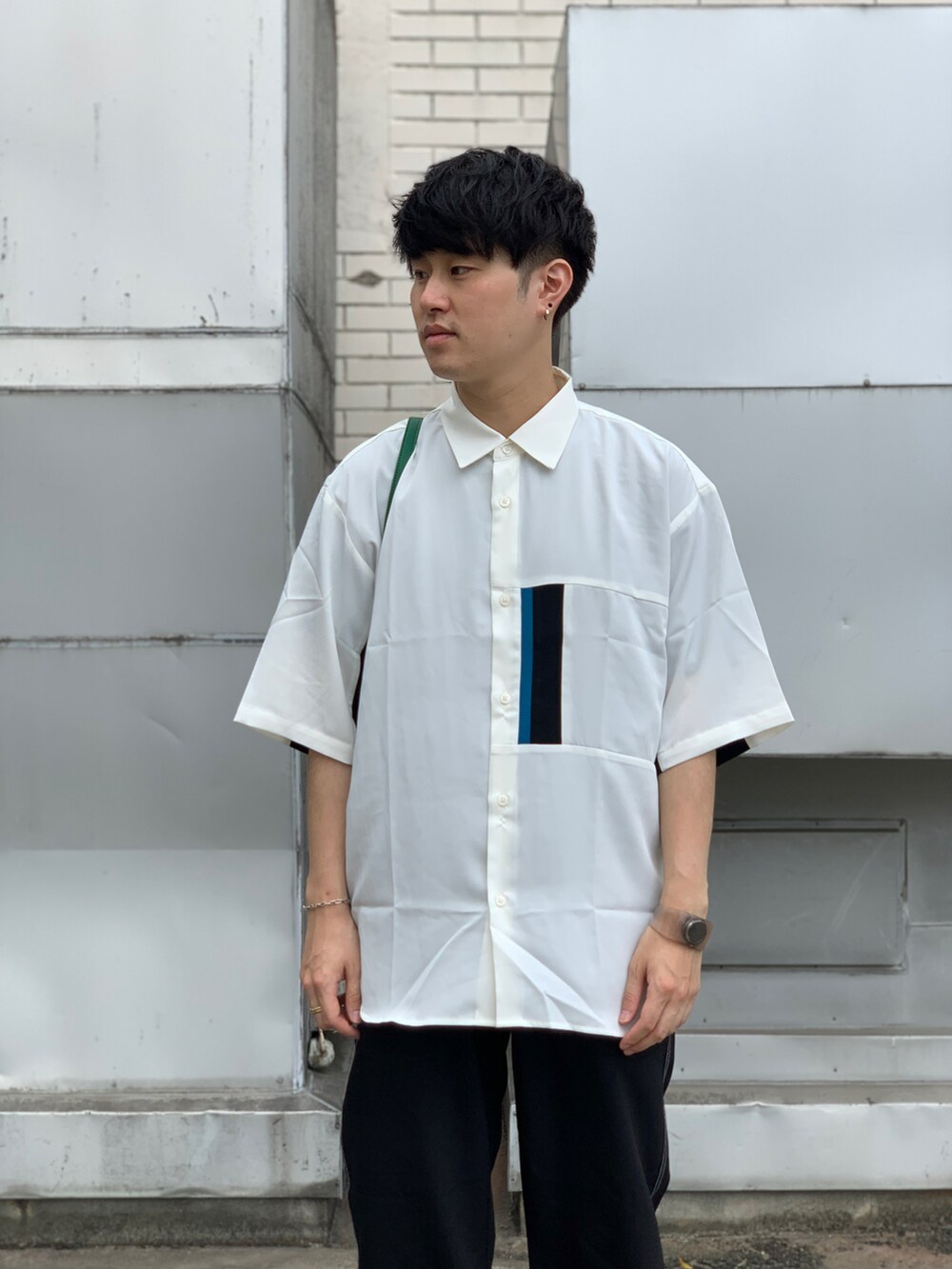 ホワイト系のシャツ/ブラウス、ブラック系のその他パンツ、ブラック系のサンダルを着用したメンズの夏コーディネートの2枚目の写真