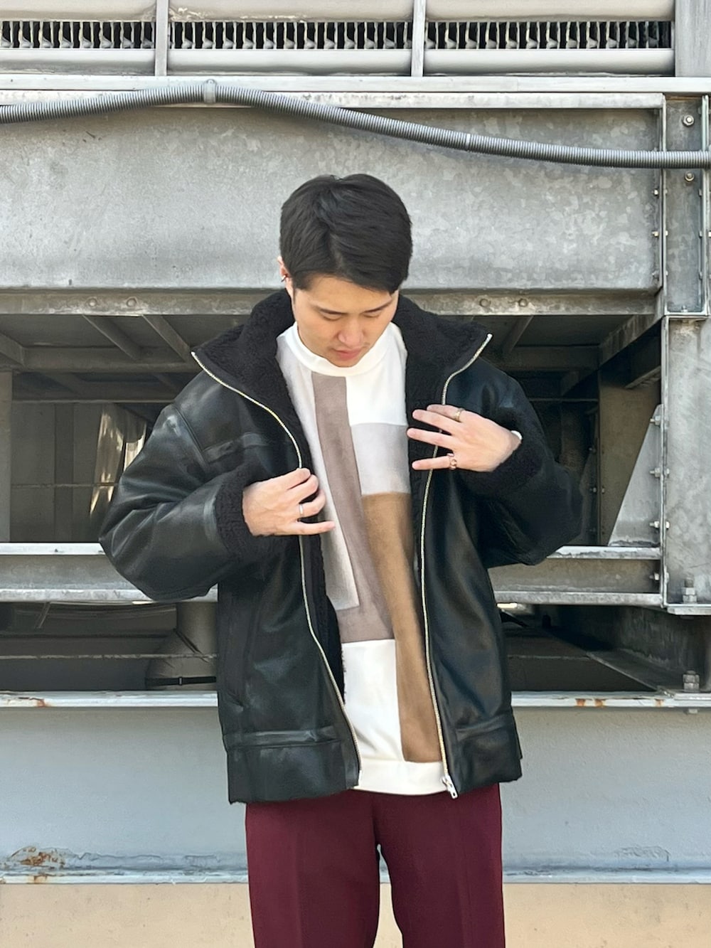 ホワイト系のTシャツ/カットソー、ブラック系のブルゾン、レッド系のデニムパンツを着用したメンズの冬コーディネートの2枚目の写真