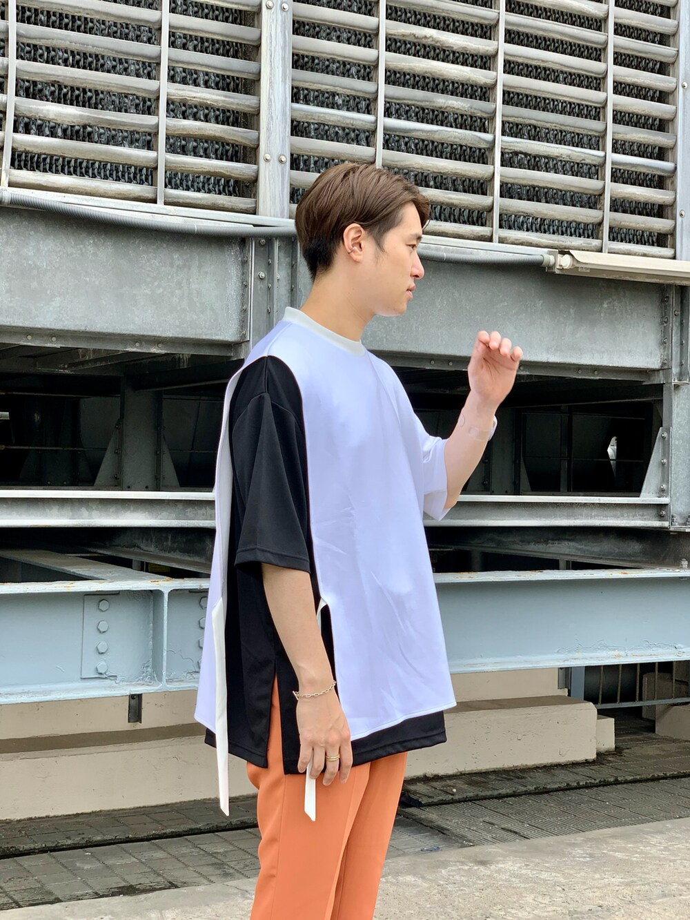 ホワイト系のTシャツ/カットソー、レッド系のその他パンツ、ブラック系のスニーカーを着用したメンズの夏コーディネートの2枚目の写真