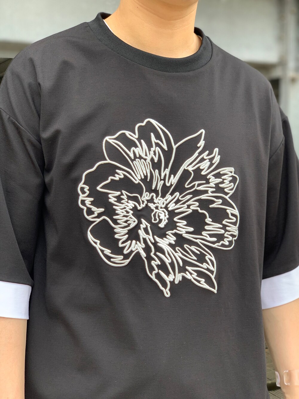 ブラック系のTシャツ/カットソー、ブラック系のスニーカー、ホワイト系のその他パンツを着用したメンズの夏コーディネートの3枚目の写真