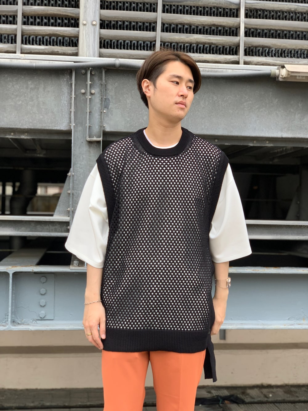 「ootd、今日のコーデ、おしゃれさんと繋がりたい、いいね、save、フォローお願いします🤑、スカシアミニット、ニットベスト、カラーパンツ、フレアパンツ、トレンドコーデ、オーバーサイズ、ゆるコーデ、新宿ルミネエスト、tk.TAKEO KIKUCHI」｜「tk.TAKEO KIKUCHIのスカシアミニットベスト（ベスト、ブラック系）」を使った、🌏けーと🌎さん（メンズ・171cm）の夏コーディネートの2枚目の写真