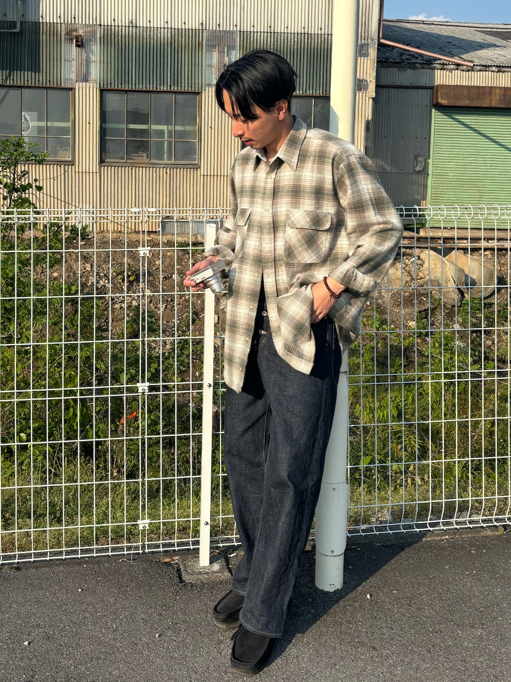 「シャツスタイル、チェック、sugarhill、クラークス、タンクトップ、カジュアルスタイル、低身長、低身長コーデ、春コーデ、古着MIX、デニム、きれいめカジュアル、チェックシャツ」｜「SUGARHILLのCLASSIC DENIM PANTS（デニムパンツ、ブルー系）」を使った、ダさん（メンズ・170cm）の春コーディネートの2枚目の写真