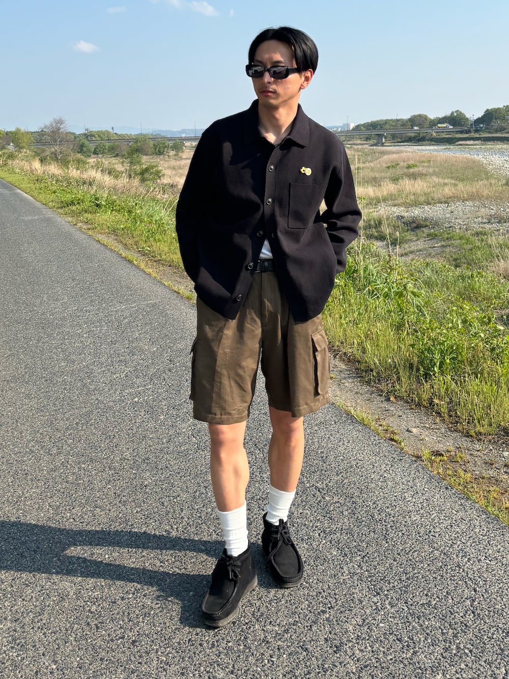 ブラック系のブーツ、ブラウン系のその他パンツ、ブラック系のカーディガン/ボレロを着用したメンズの春コーディネートの2枚目の写真