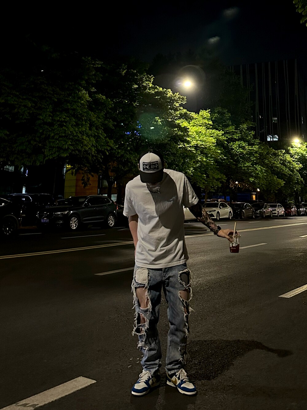 ホワイト系のTシャツ/カットソー、ブルー系のデニムパンツ、ブルー系のシューズを着用したメンズの春コーディネートの3枚目の写真