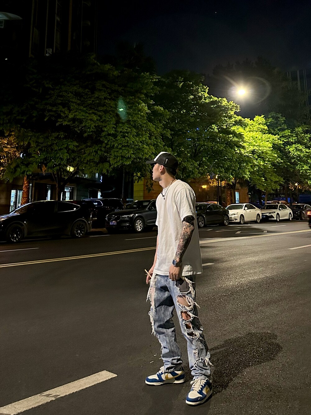 ホワイト系のTシャツ/カットソー、ブルー系のデニムパンツ、ブルー系のシューズを着用したメンズの春コーディネートの2枚目の写真