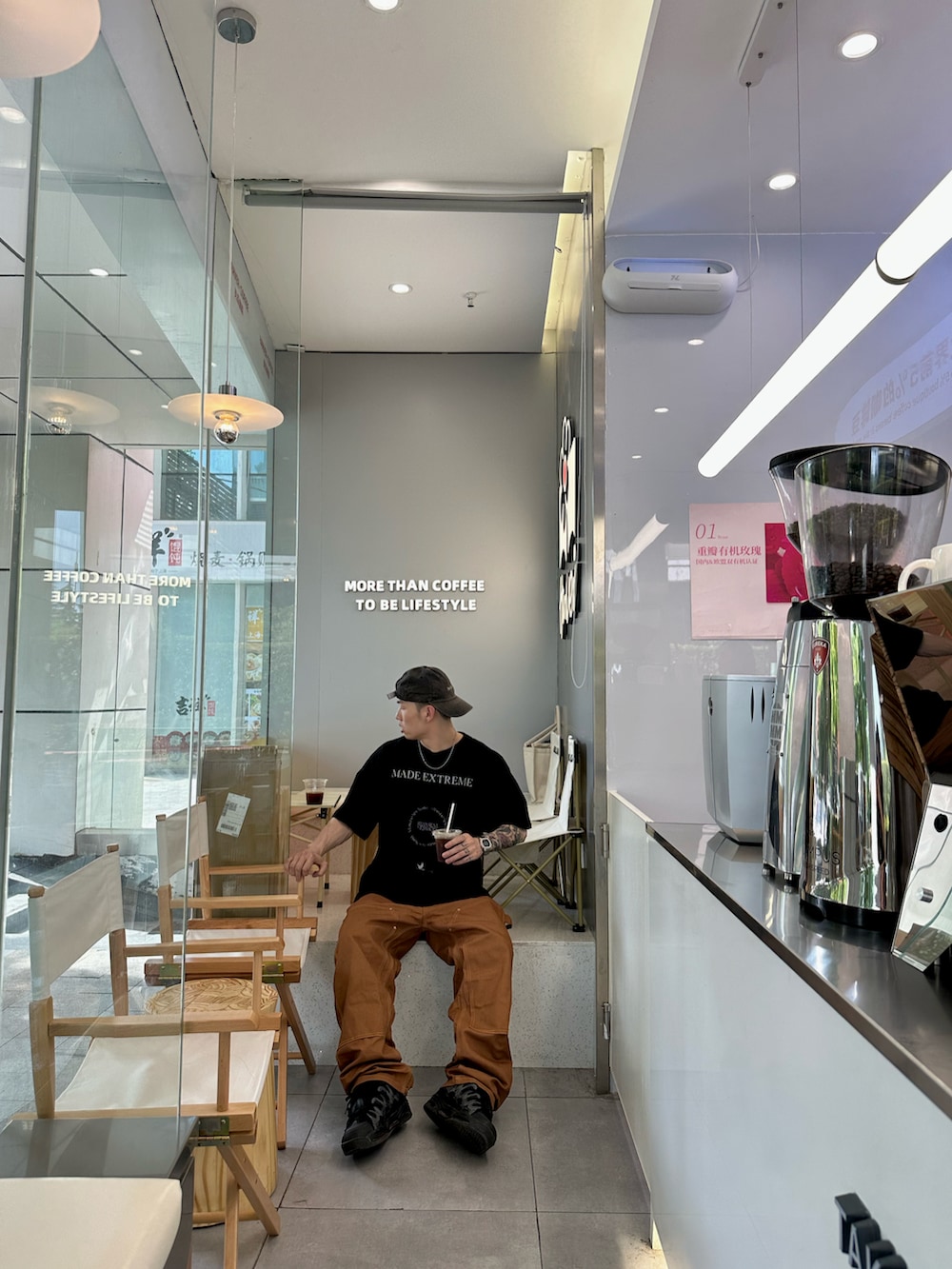 ブラック系のその他パンツ、ブラック系のスニーカー、グレー系のサンバイザーを着用したメンズの春コーディネートの2枚目の写真