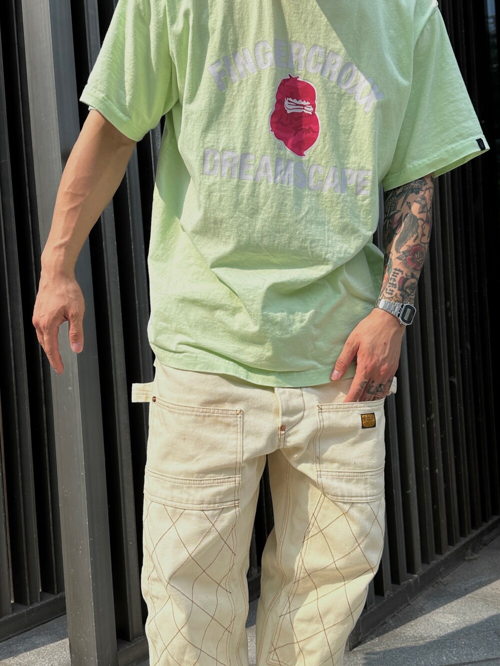 イエロー系の帽子を着用したメンズの夏コーディネートの5枚目の写真