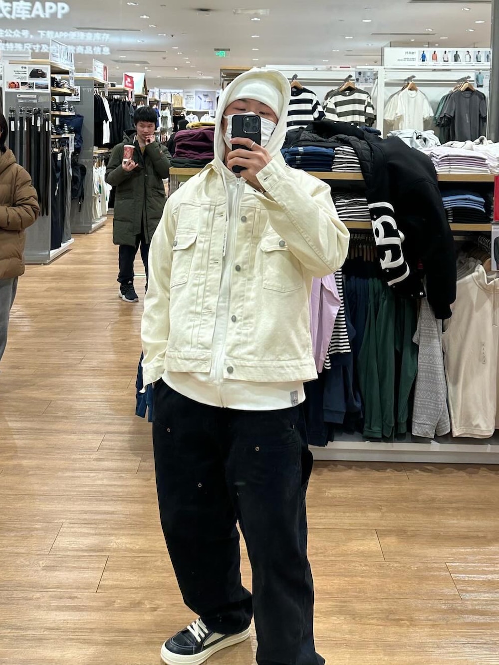 ブラック系のジャケット/アウター、ブラック系のシューズ、ホワイト系のニットキャップ/ビーニーを着用したメンズの春コーディネートの2枚目の写真