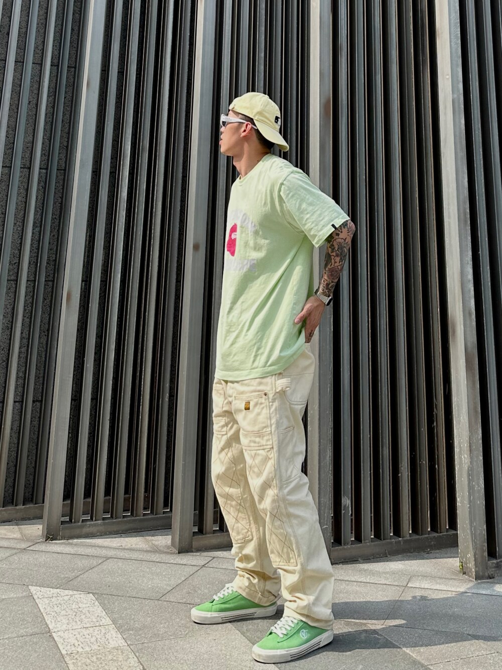 イエロー系の帽子を着用したメンズの夏コーディネートの3枚目の写真