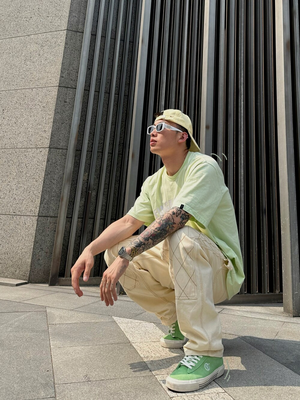 イエロー系の帽子を着用したメンズの夏コーディネートの2枚目の写真