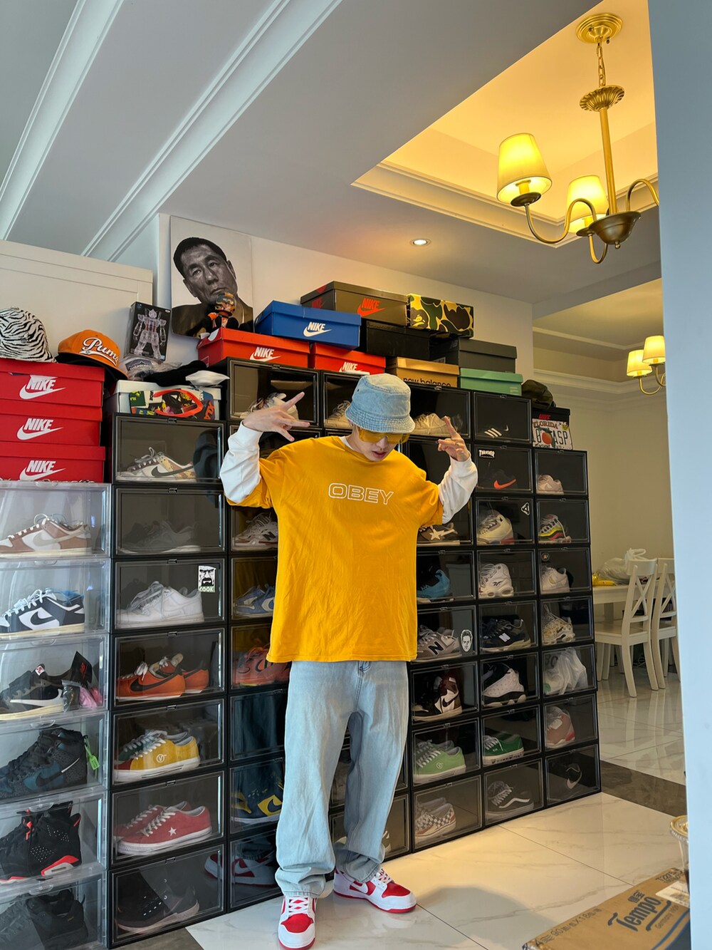 イエロー系のTシャツ/カットソー、グレー系のチノパンツ、ホワイト系のスニーカーを着用したメンズの春コーディネートの2枚目の写真