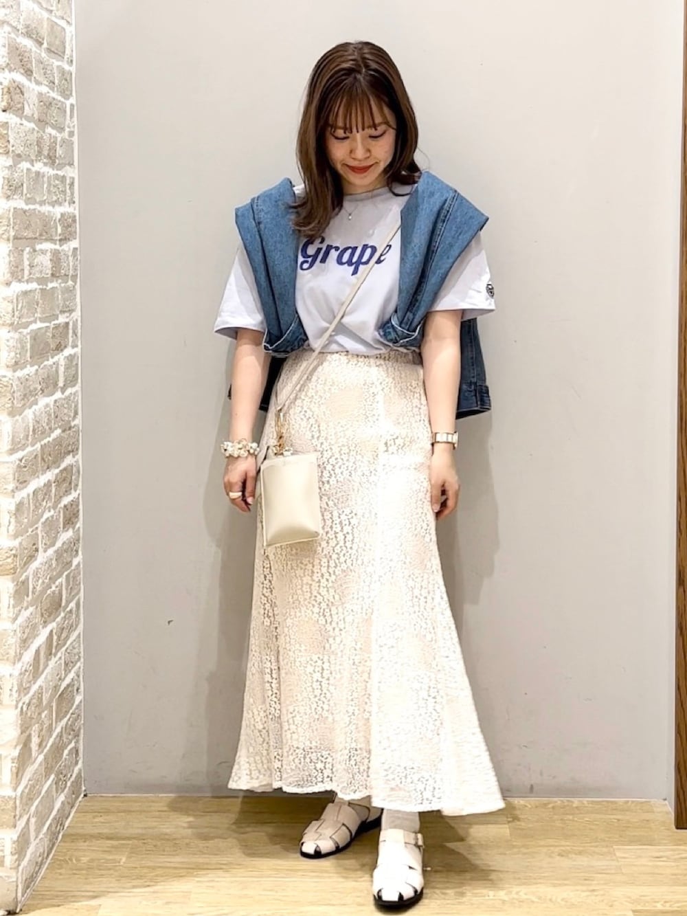 「夏コーデ、プチプラコーデ、低身長コーデ、マーメイドスカート、ホワイト、earth music&ecology、レース、グルカサンダル、きれいめカジュアル、低身長」|「earth music&ecologyの【予約】ORiental TRaffic グルカサンダル(シューズ、ブルー系)」を使った、みぃーさん(レディース・153cm)の春コーディネートの2枚目の写真