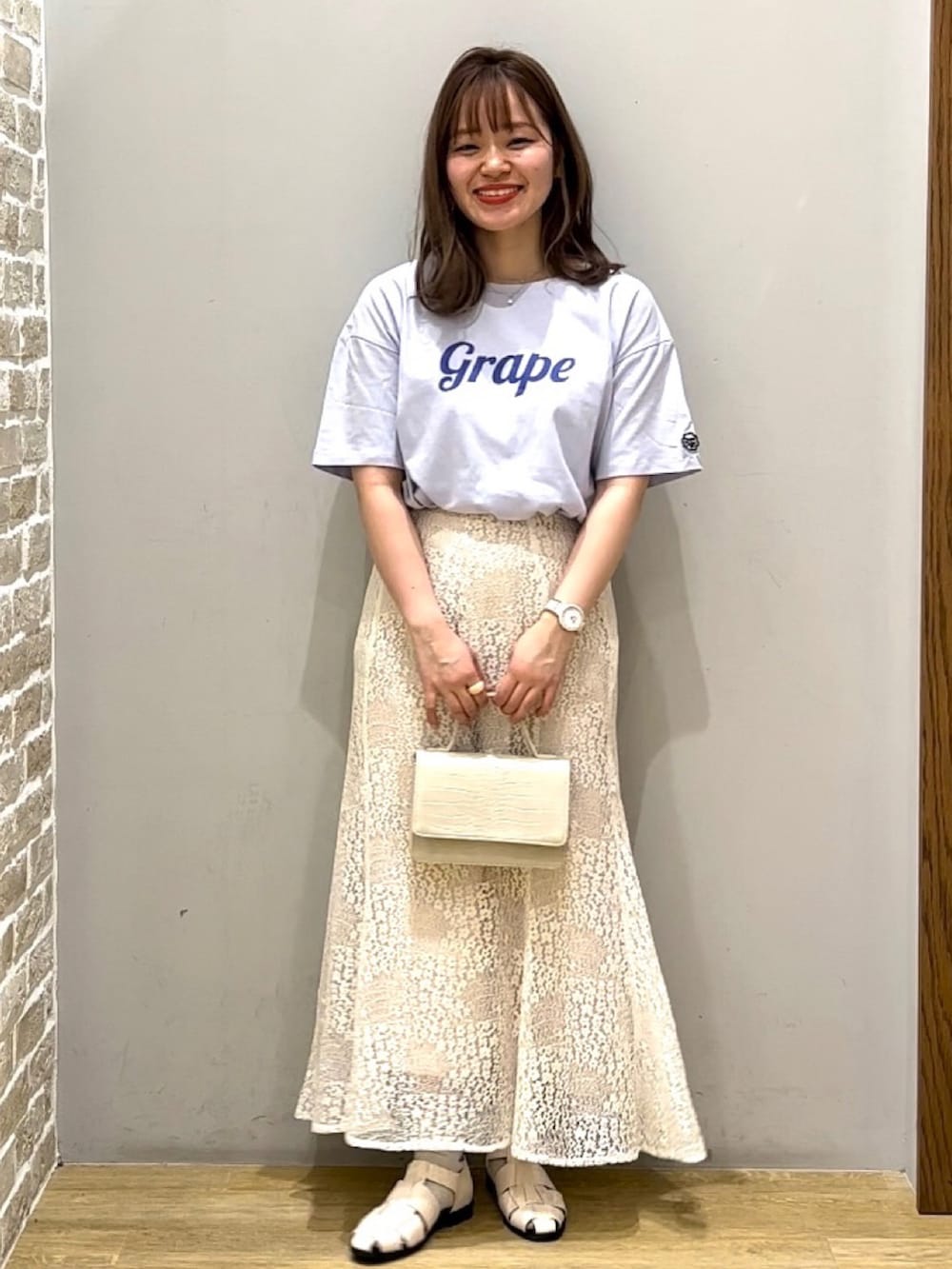 「夏コーデ、プチプラコーデ、低身長コーデ、マーメイドスカート、ホワイト、earth music&ecology、レース、グルカサンダル、きれいめカジュアル、低身長」|「earth music&ecologyの【予約】ORiental TRaffic グルカサンダル(シューズ、ブルー系)」を使った、みぃーさん(レディース・153cm)の春コーディネートの3枚目の写真