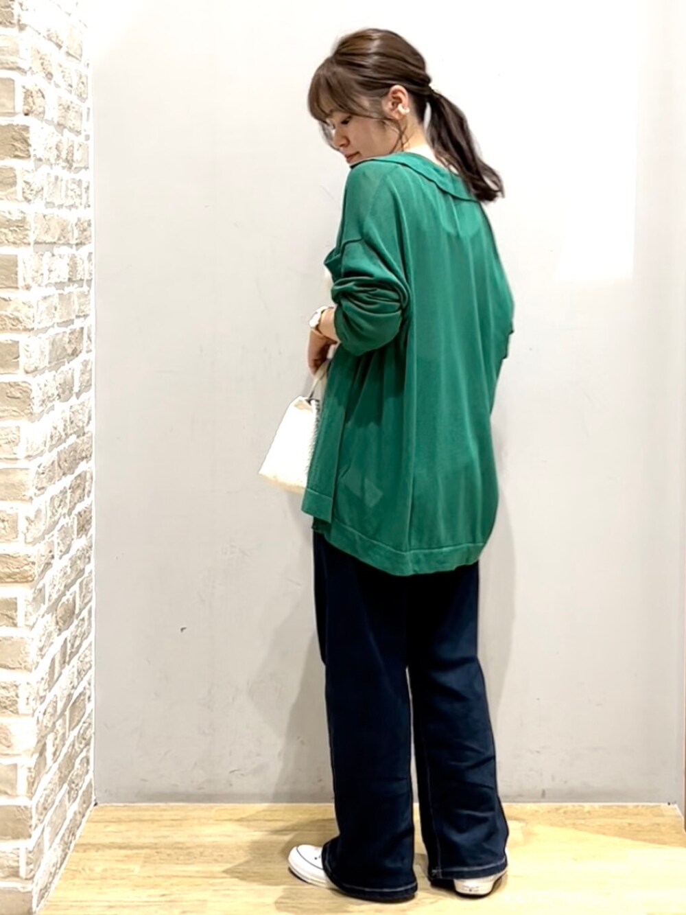 ブルー系のデニムパンツ、グリーン系のシャツ/ブラウス、ホワイト系のタンクトップを着用したレディースの夏コーディネートの3枚目の写真