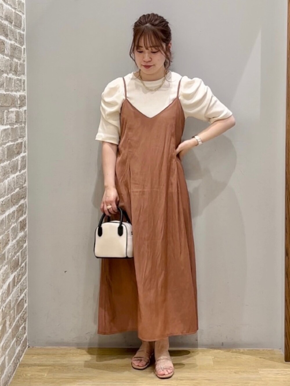 ホワイト系のTシャツ/カットソー、レッド系のワンピース、ベージュ系のトートバッグを着用したレディースの夏コーディネートの2枚目の写真