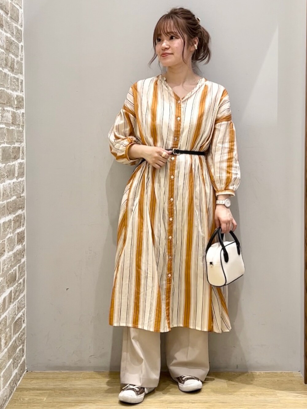 ホワイト系のシャツワンピース、ベージュ系のその他パンツ、ベージュ系のトートバッグを着用したレディースの春コーディネートの2枚目の写真