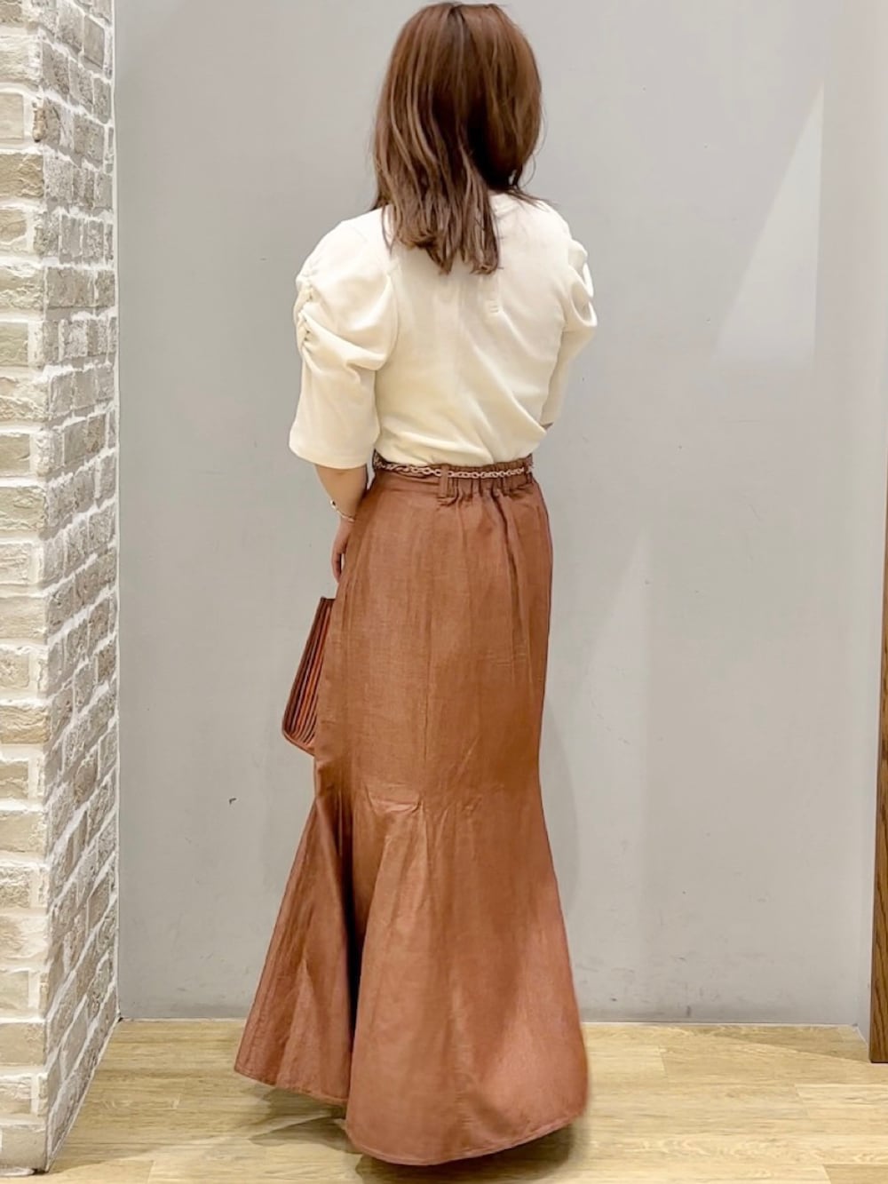 ホワイト系のTシャツ/カットソー、オレンジ系のショルダーバッグ、レッド系のスカートを着用したレディースの春コーディネートの3枚目の写真
