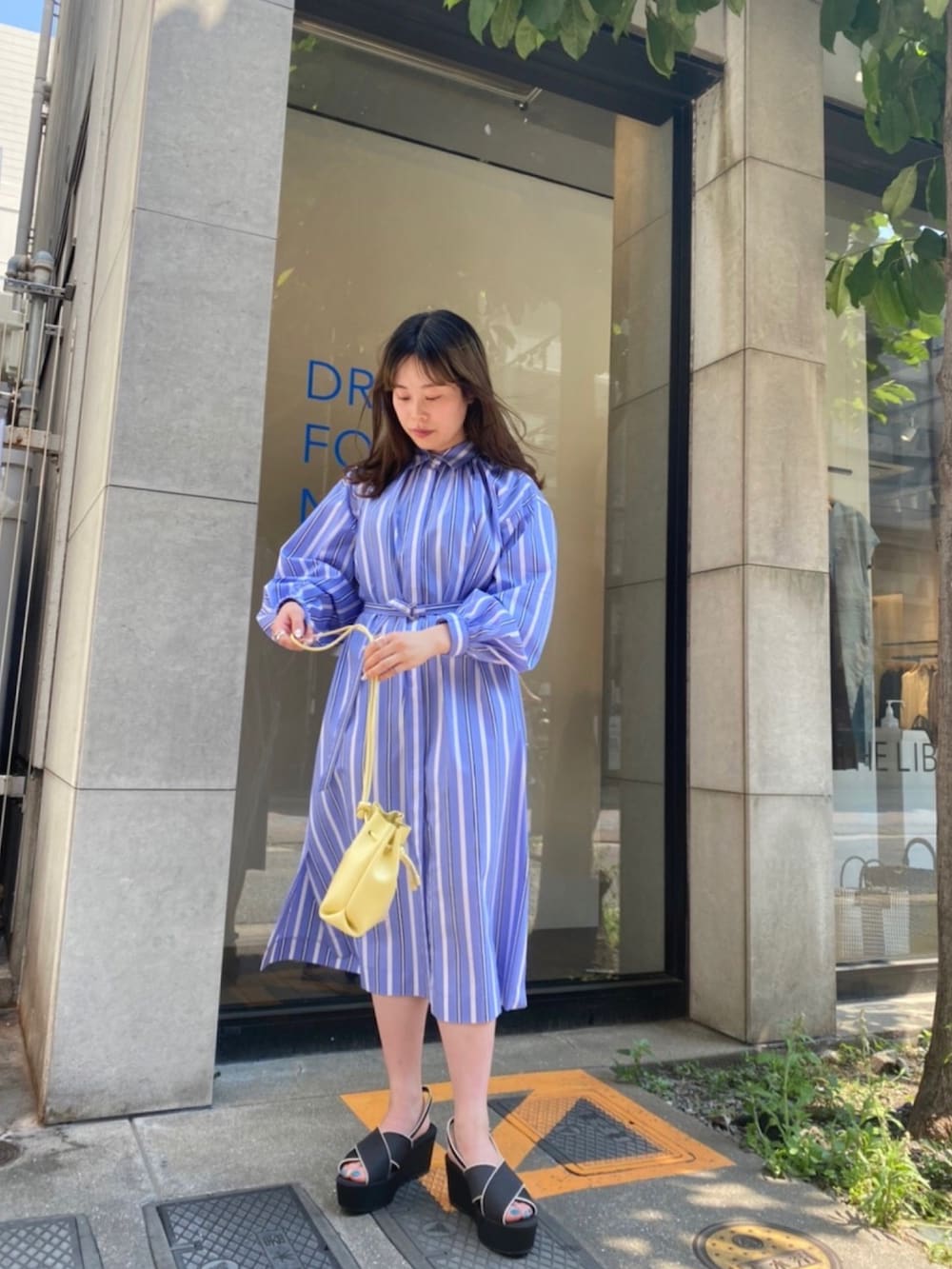「シンプル、ストライプシャツ、春夏コーデ、夏コーデ、カジュアルコーデ、ゆったりシルエット、ストライプシャツワンピース」｜「LOVELESSのストライプワークシャツドレス（シャツワンピース、ブルー系）」を使った、yuriさん（レディース・153cm）の春コーディネートの2枚目の写真