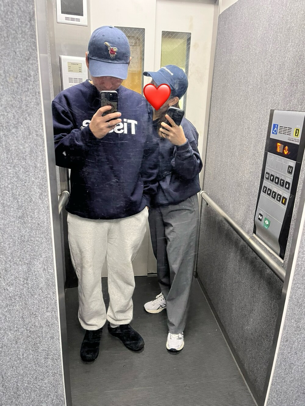 ブラック系のパンツ、ブラック系のその他シューズ、ブルー系のマウンテンパーカーを着用したメンズの秋コーディネートの4枚目の写真