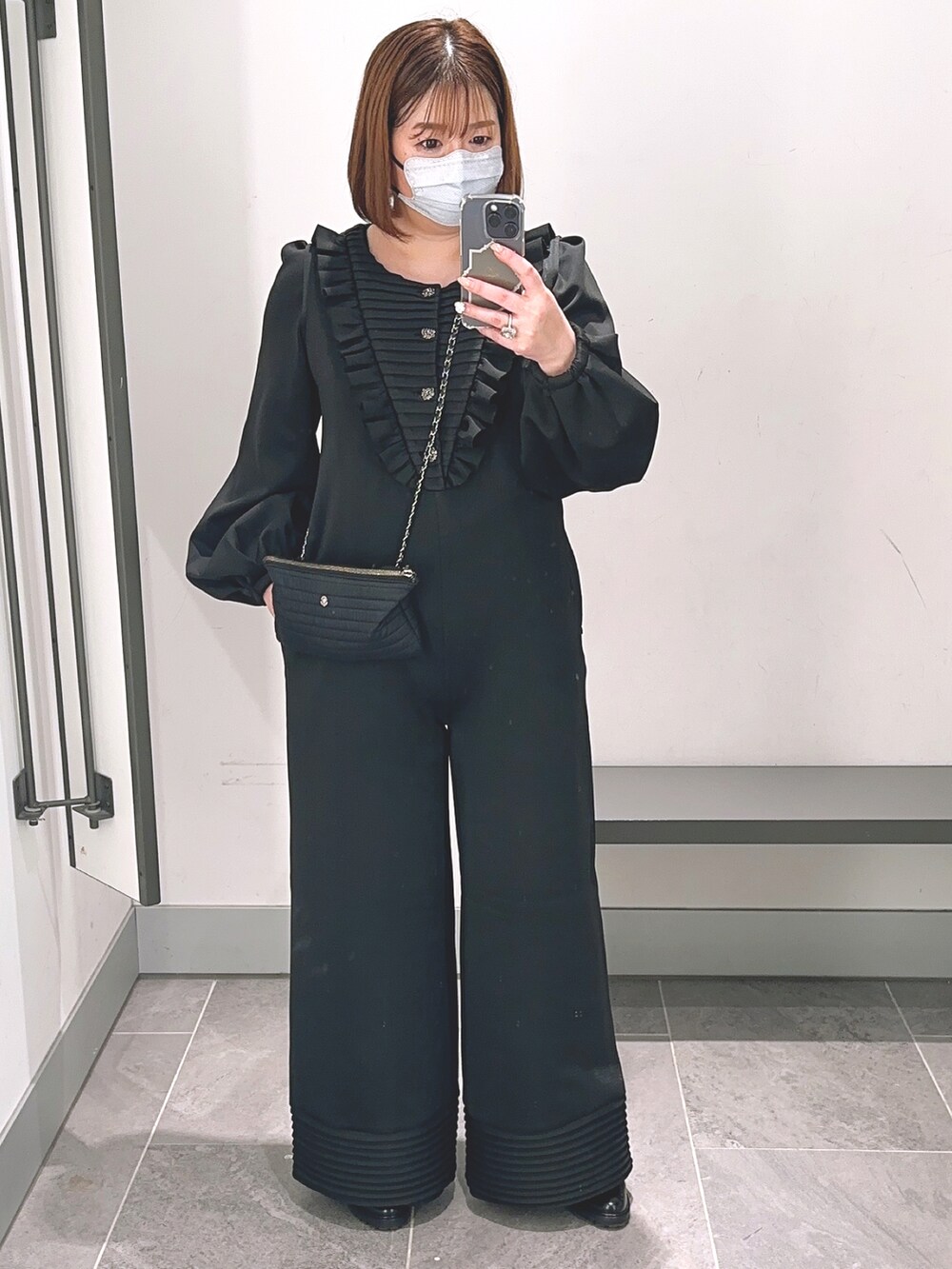 「お洒落さんとつながりたい、大人可愛い、モノトーンコーデ、いいね、save、フォローお願いします🤑、オールブラック、オールインワン、ジャケット、大人女子、大人可愛いコーデ」｜「ヴァクトーヴォヤージュのアイテム（オールインワン・サロペット、ブラック系）」を使った、Eri さん（レディース・161cm）の春コーディネートの2枚目の写真
