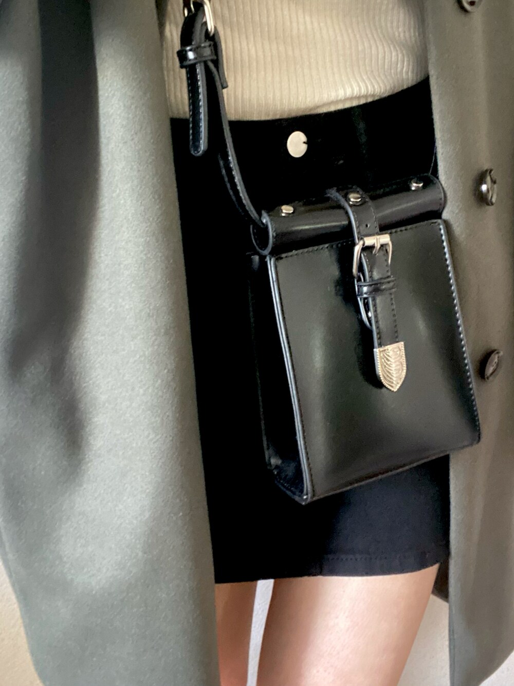 「ショートコート、冬コーデ、冬、ニット、オトナ女子、プチプラ、ootd、デート、ナチュラル、シンプルコーデ、靴は家の中で履いてはいけません、大人っぽく」｜「LIANのノーカラーミドルコート（ノーカラーコート、グリーン系）」を使った、ymolmocさん（レディース・159cm）の冬コーディネートの2枚目の写真