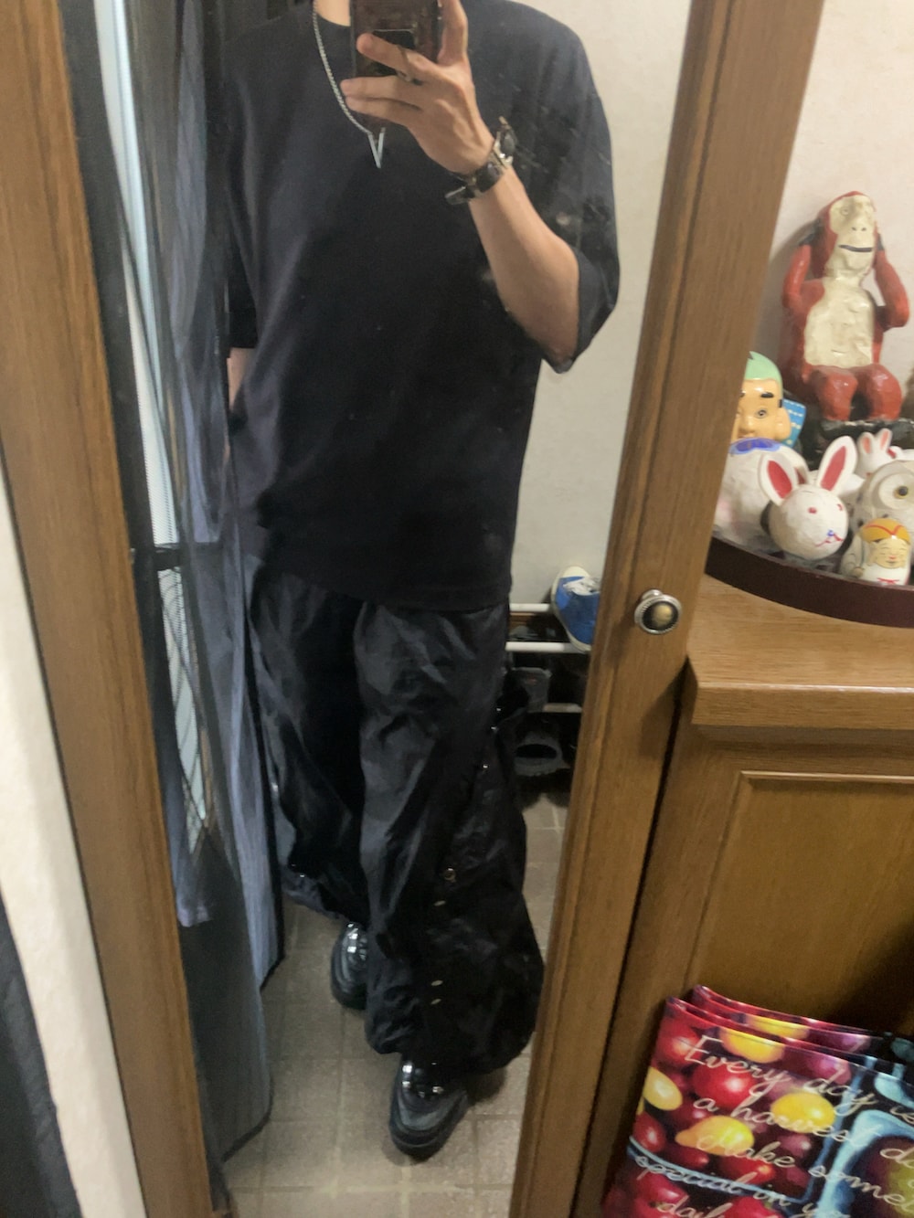 ブラック系のその他パンツ、ブラック系のスニーカー、ブラック系のTシャツ/カットソーを着用したメンズの夏コーディネートの2枚目の写真