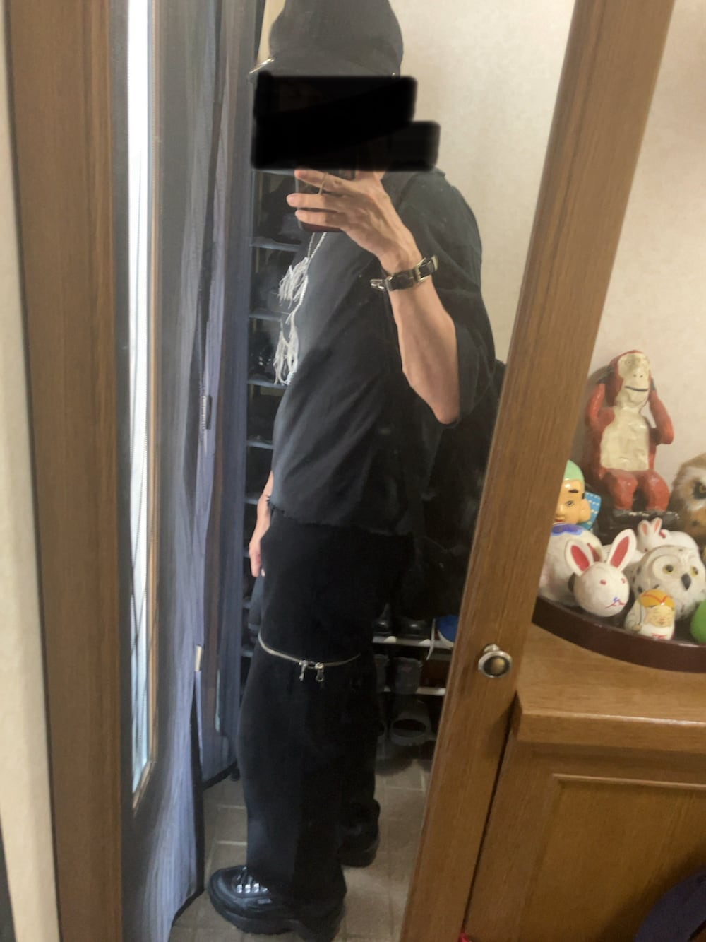 ブラック系のTシャツ/カットソー、ブラック系のデニムパンツ、ブラック系のスニーカーを着用したメンズの夏コーディネートの2枚目の写真