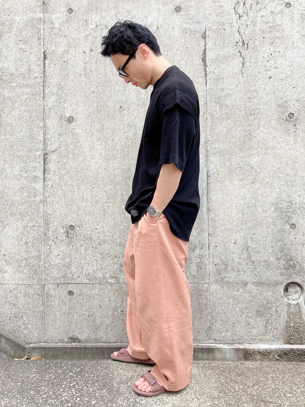 「大人カジュアル、シンプルコーデ、プチプラ、maisonspecial、guundercover、夏コーデ、さらっと晴れやかスナップ、休日コーデ、サンダル、メガネ男子」｜「MAISON SPECIALの《ユニセックスアイテム》FLAXASAダブルワイドスラックス 【MAISON SPECIAL/メゾンスペシャル】■セットアップ対応■（スラックス、オレンジ系）」を使った、ゆうたさん（骨格ストレート・メンズ・163cm）の夏コーディネートの2枚目の写真