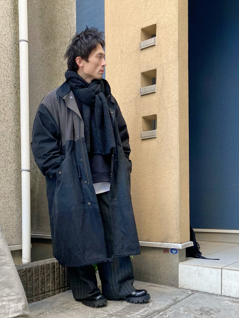 「モッズコート、スウェット、ワイドストレート、ワイドスラックス、きれいめカジュアル、大人カジュアル、シンプルコーデ、メンズファッション、レイヤードスタイル、冬コーデ、春コーデ」｜「MAISON SPECIALの《ユニセックスアイテム》【SPECIAL REMAKE FACTORY コラボ】サスティナブルリメイクテントクロスプライムオーバーモッズコート 【MAISON SPECIAL/メゾンスペシャル】（モッズコート、ブラック系）」を使った、ゆうたさん（骨格ストレート・メンズ・163cm）の冬コーディネートの2枚目の写真