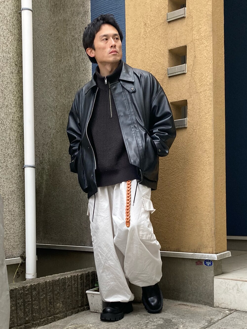 「きれいめカジュアル、大人カジュアル、レザージャケット、カーゴパンツ、ハーフジップ、ブーツ、モノトーン、シンプルコーデ、低身長コーデ、オーバーサイズ、ビッグシルエット、冬春コーデ、30代メンズファッション、40代メンズファッション」｜「MAISON SPECIALの《ユニセックスアイテム》FINX COTTON/フィンクスコットン プライムワイドカーゴパンツ【MAISON SPECIAL/メゾンスペシャル】（カーゴパンツ、ホワイト系）」を使った、ゆうたさん（骨格ストレート・メンズ・163cm）の冬コーディネートの2枚目の写真