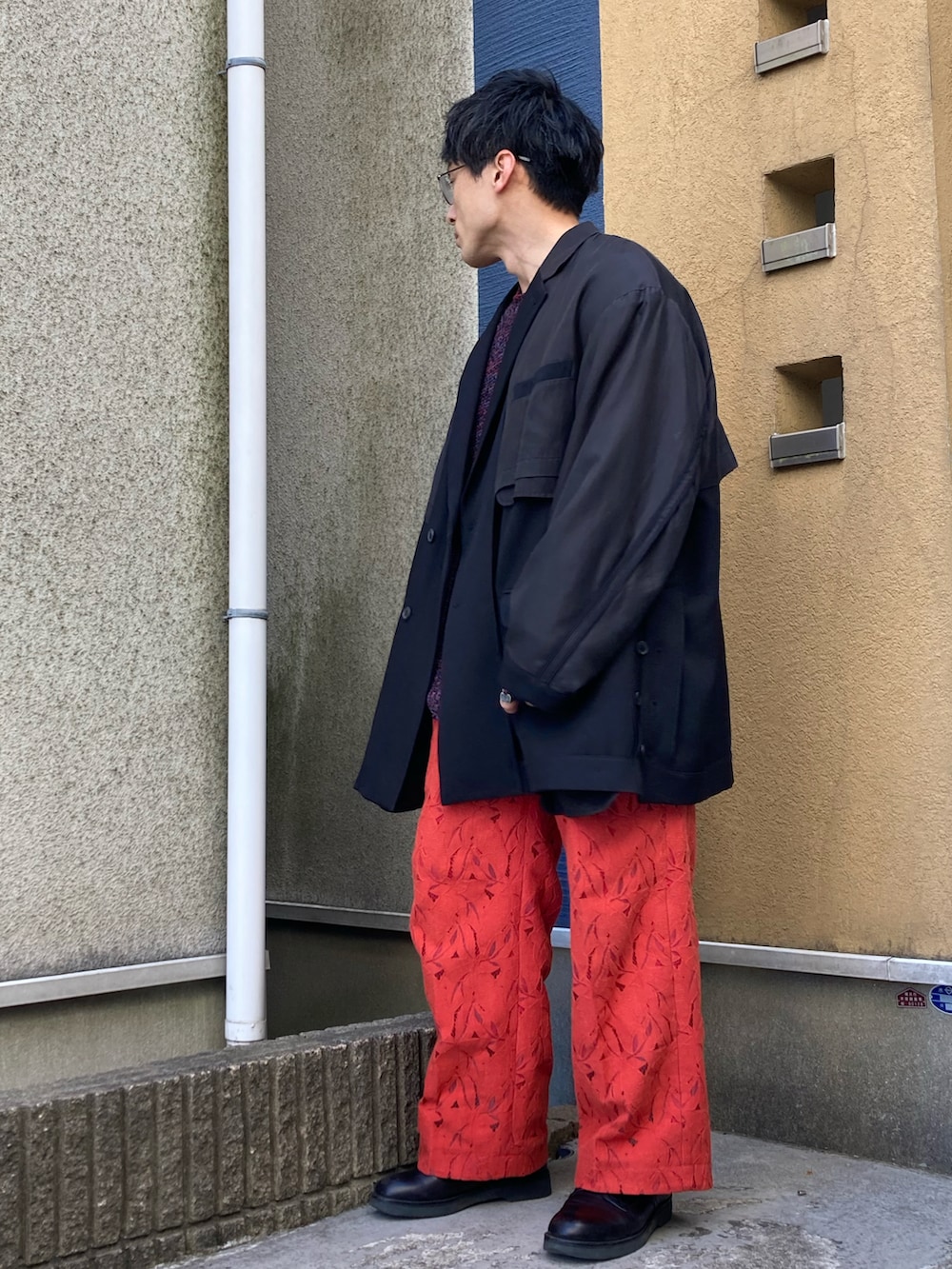 「maisonspecial、メゾンスペシャル、カラーパンツ、レースパンツ、クラッシュニット、ダブルジャケット、オーバーサイズ、ビッグシルエット、革靴、オレンジパンツ、インサイドアウト、きれいめカジュアル、柄パンツ、30代」|「MAISON SPECIALの《ユニセックスアイテム》ミックスヤーンプライムオーバークラッシュニットクルーネックプルオーバー【MAISON SPECIAL/メゾンスペシャル】(ニット/セーター、ブラック系)」を使った、ゆうたさん(メンズ・163cm)の春コーディネートの2枚目の写真