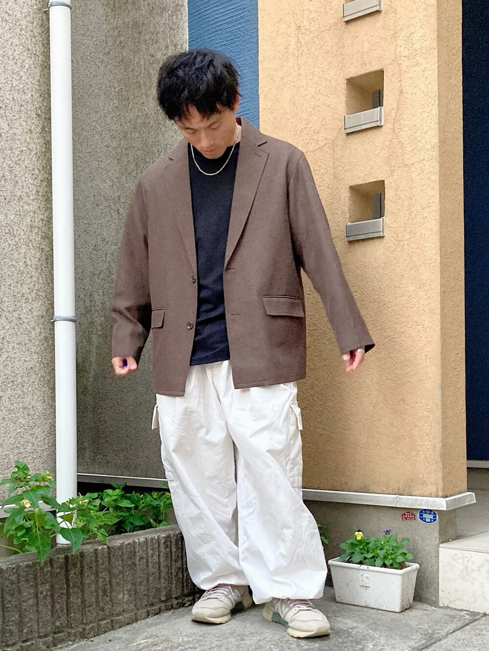「ファッションを楽しもう、オトナカジュアル、秋コーデ、テーラードジャケット、カーゴパンツ、GU、maisonspecial、ワイドパンツ、きれいめカジュアル、30代コーデ、40代ファッション、低身長コーデ」｜「MAISON SPECIALの《ユニセックスアイテム》FINX COTTON/フィンクスコットン プライムワイドカーゴパンツ【MAISON SPECIAL/メゾンスペシャル】（カーゴパンツ、ホワイト系）」を使った、ゆうたさん（骨格ストレート・メンズ・163cm）の秋コーディネートの2枚目の写真
