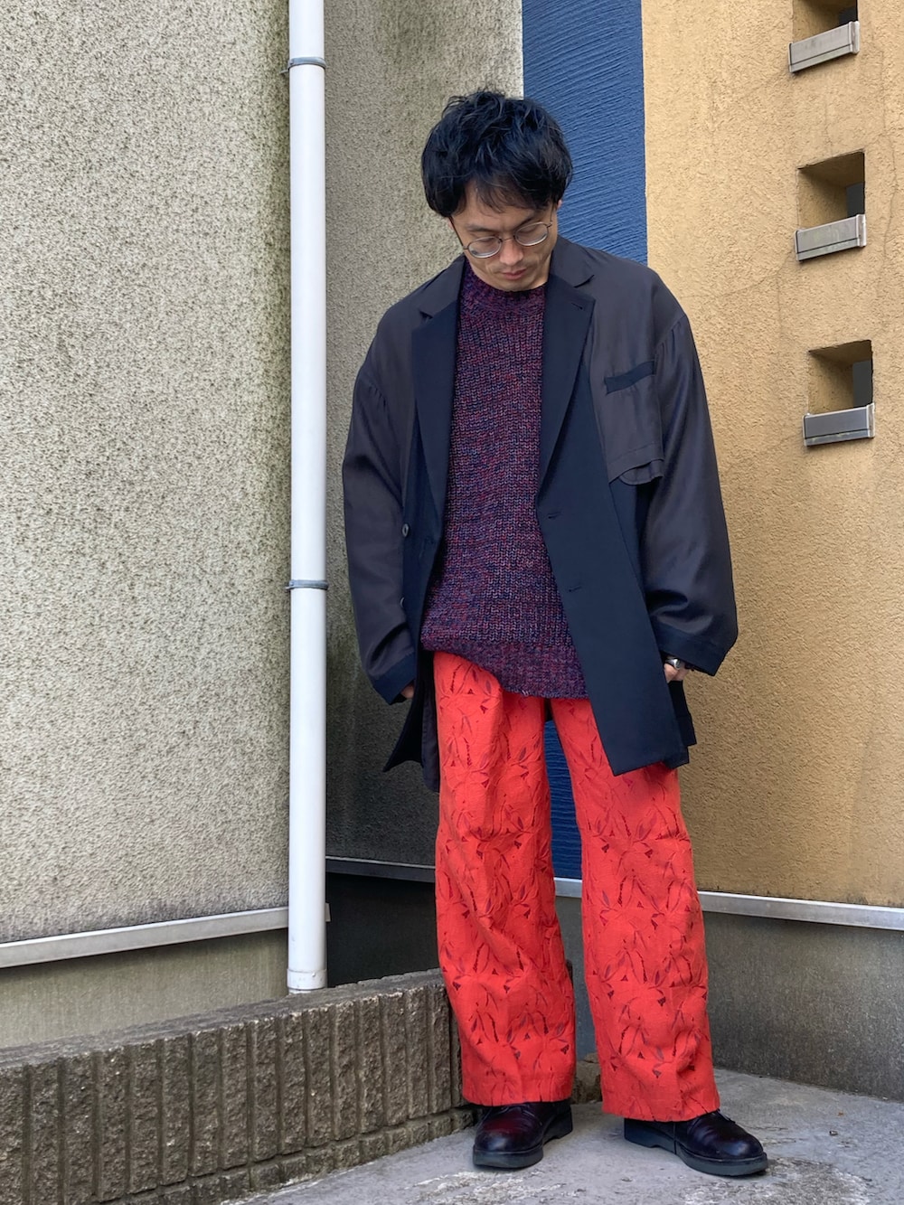「maisonspecial、メゾンスペシャル、カラーパンツ、レースパンツ、クラッシュニット、ダブルジャケット、オーバーサイズ、ビッグシルエット、革靴、オレンジパンツ、インサイドアウト、きれいめカジュアル、柄パンツ、30代」|「MAISON SPECIALの《ユニセックスアイテム》ミックスヤーンプライムオーバークラッシュニットクルーネックプルオーバー【MAISON SPECIAL/メゾンスペシャル】(ニット/セーター、ブラック系)」を使った、ゆうたさん(メンズ・163cm)の春コーディネートの3枚目の写真