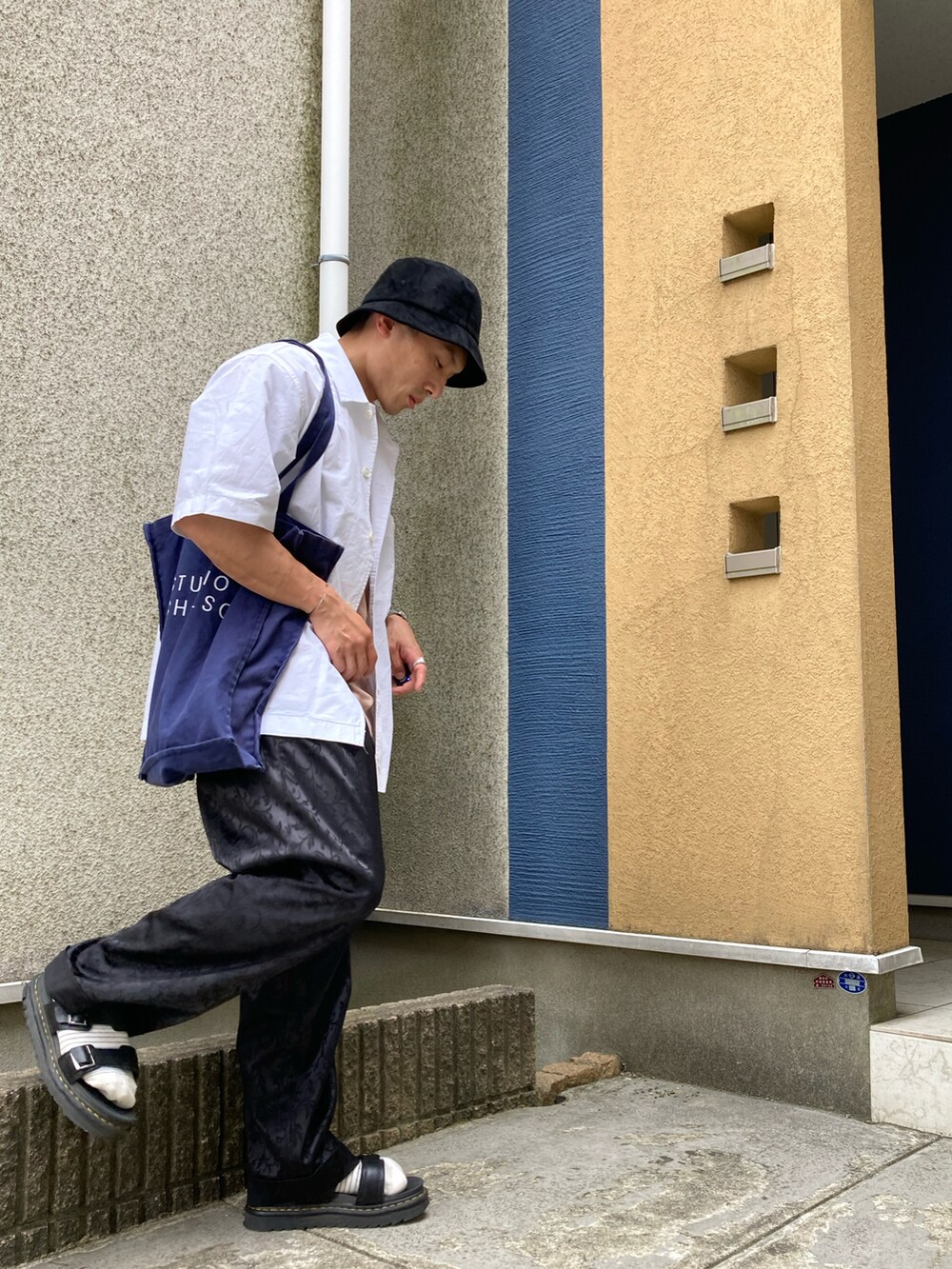 「夏コーデ、リラックススタイル、オーバーサイズ、きれいめカジュアル、バケットハット、大人カジュアル、シャツスタイル、チャイナシャツ、ワイドパンツ、サンダル、モノトーン、トートバッグ、maisonspecial、メゾンスペシャル」｜「GLOBAL WORKのFAKESUEDEバケットハット/893818（ハット、ブラック系）」を使った、ゆうたさん（メンズ・163cm）の夏コーディネートの2枚目の写真