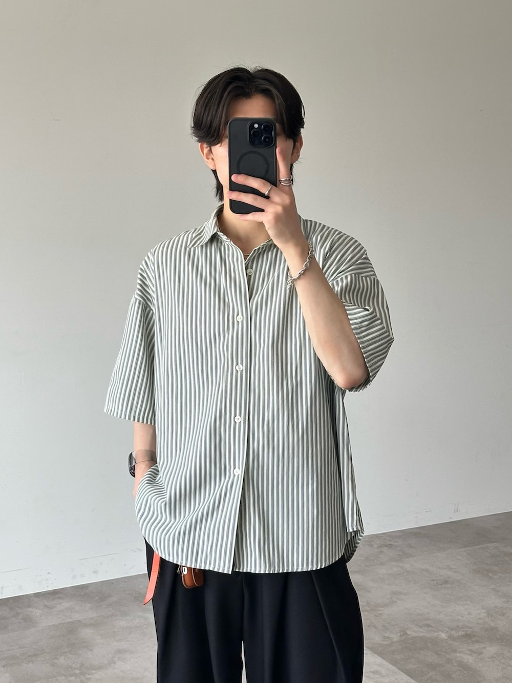 ブルー系のシャツ/ブラウス、ブラック系のスラックス、ブラック系のモカシン/デッキシューズを着用したメンズの夏コーディネートの2枚目の写真