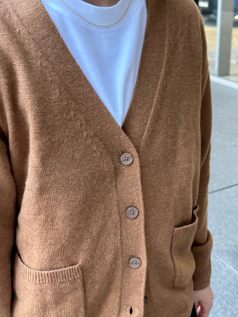 イエロー系のカーディガン/ボレロを着用したメンズの秋コーディネートの4枚目の写真