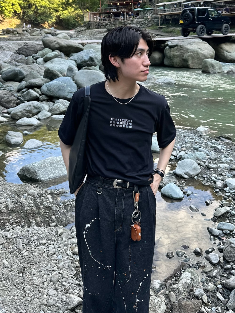 その他のTシャツ/カットソー、ブラック系のデニムパンツ、ブラック系のサンダルを着用したメンズの秋コーディネートの2枚目の写真