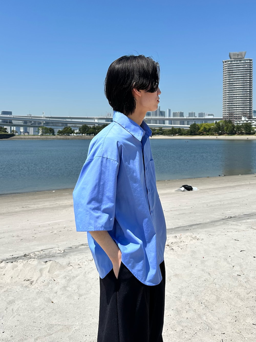 ブルー系のシャツ/ブラウス、ブラック系のスラックス、ブラック系のドレスシューズを着用したメンズの夏コーディネートの2枚目の写真