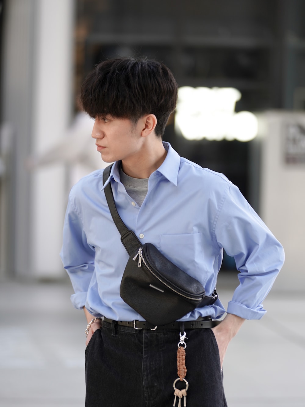 「今日のコスメと服、夏コーデ、シャツスタイル、シャツコーデ、春コーデ、レイヤードスタイル、レイヤード、ブルーシャツ、タックイン、レザー、レザーバッグ、ニューバランス、デニム、ブラックデニム、プチプラ」|「UNIQLOのアイテム(Tシャツ/カットソー、ブラック系)」を使った、sakuさん(メンズ・164cm)の春コーディネートの2枚目の写真