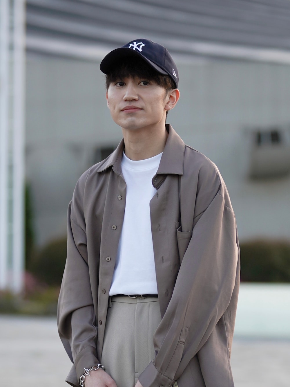 グレー系のTシャツ/カットソー、ブラウン系のシャツ/ブラウス、ベージュ系のパンツを着用したメンズの春コーディネートの2枚目の写真