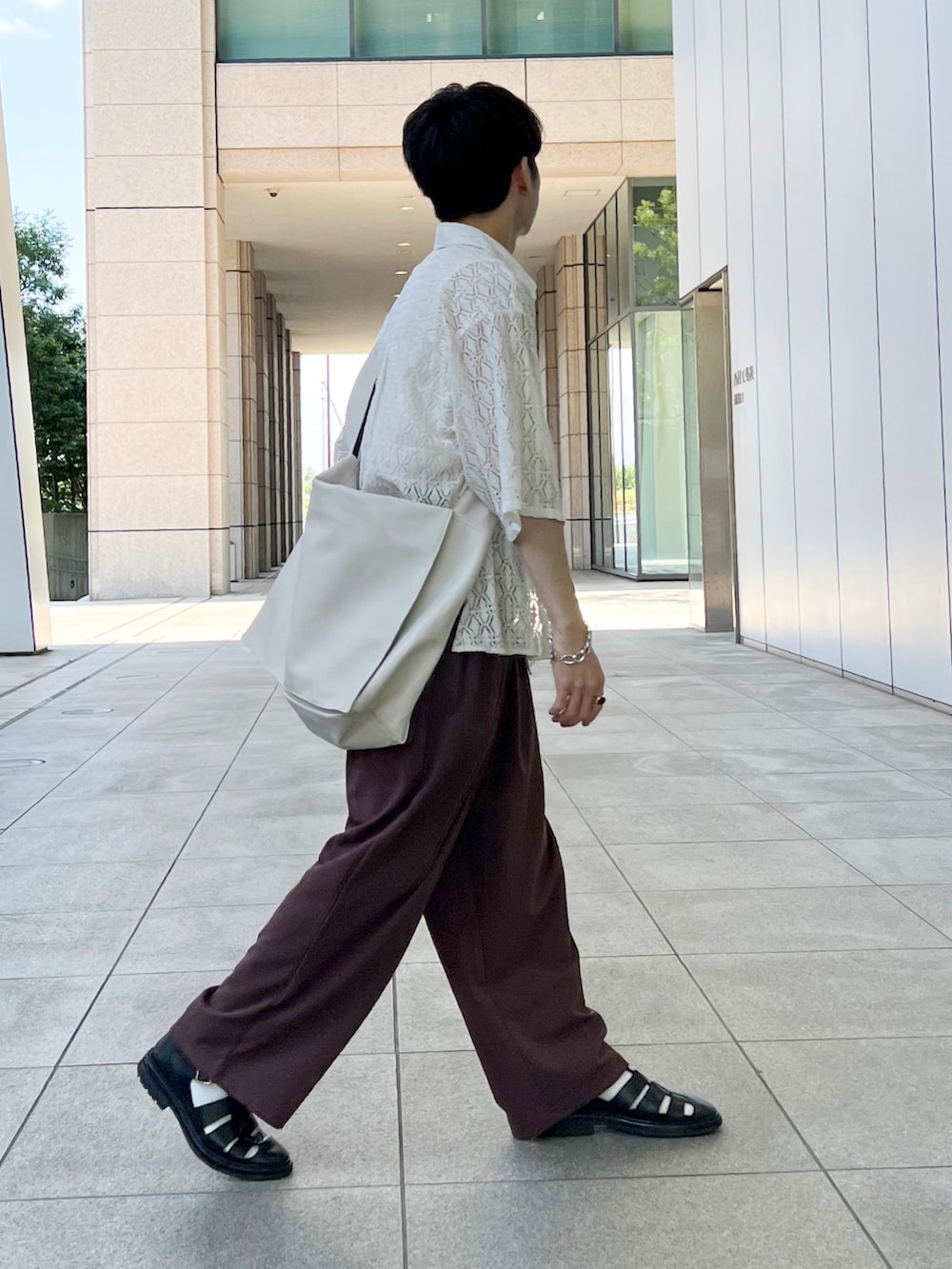 「みんなの白Tフェス、シンプル、グルカサンダル、休日コーデ、タックイン、メンズコーデ、シアートップス、シアーシャツ、ワイドパンツ、夏コーデ、ショルダーバッグ、レザー、プチプラコーデ、ブラウンパンツ、低身長コーデ」｜「epnokのレースシアールーズシャツ（シャツ/ブラウス、ホワイト系）」を使った、sakuさん（メンズ・164cm）の夏コーディネートの2枚目の写真