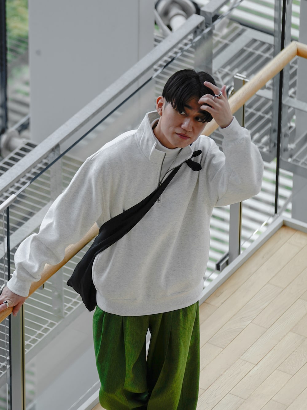 グレー系のスウェット、ホワイト系のTシャツ/カットソー、ブラック系のショルダーバッグを着用したメンズの秋コーディネートの2枚目の写真