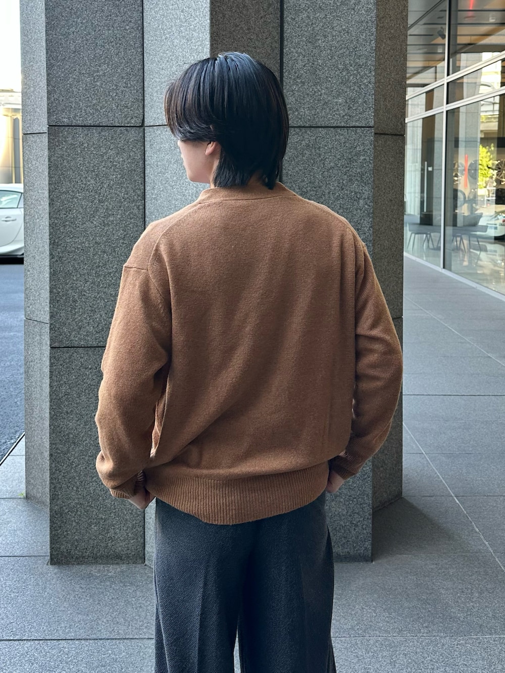 イエロー系のカーディガン/ボレロを着用したメンズの秋コーディネートの3枚目の写真